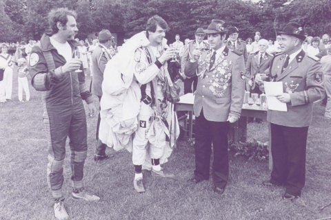 Fallschirmspringer als Attraktion auf dem Schützenfest (1975)
